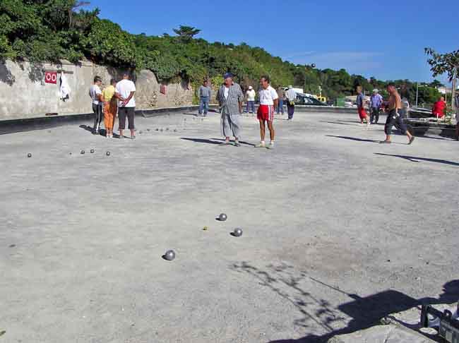 Playing petanque